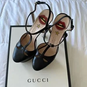 GUCCI ブラック ハイヒール 37 gucci heels 37 black with gold logo worn 3 times no damage
